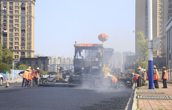 2020年3月20日上午，宜春市高士北路路面改造工程快速推進(jìn)，施工現(xiàn)場一片繁忙景象